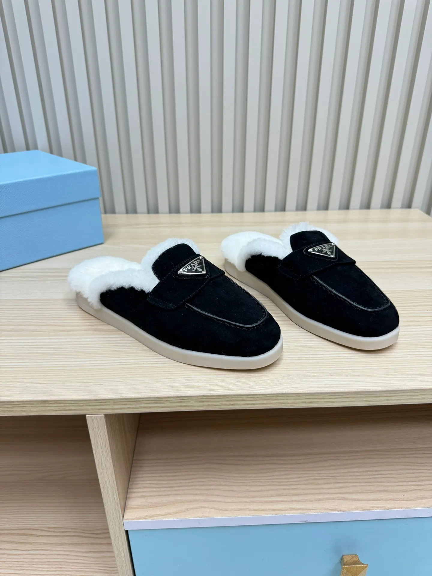 p560 🎉Prada toe-cap wool slippers, officially updated simultaneously, couple models are coming! 💑 Classic triangle buckle design, extremely fashionable. The all-wool lining and feet have excellent thermal insulation properties, allowing you to feel warm even in cold winter days. The comfortable TPU soles are extremely comfortable to wear, as if you are walking on the clouds. 😌 It is an excellent choice whether at home or out. Wear it with your significant other to show off your love and become the focus of street fashion. 💖This winter, let Prada toe-toe wool slippers accompany you, combining warmth and fashion. Come and get it now! 🛍️ Fabric: Imported frosted cowhide Lining: One-piece sheepskin imported from Australia Outsole: Original Tpu absorbent film outsole Female size: 35～41 (41 customized) Male size: 39～45 (45 customized)